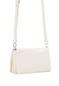 Borsa a tracolla bianca realizzata in materiale sintetico texturizzato, caratterizzata da un design piatto, una tracolla regolabile e dettagli in hardware argentato.