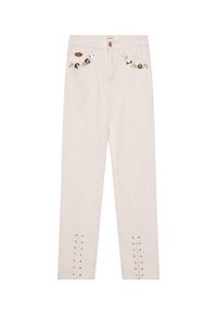 Jeans de mezclilla blanca con bordados florales en los bolsillos frontales, tachuelas metálicas a lo largo del dobladillo y un diseño de pierna recta.