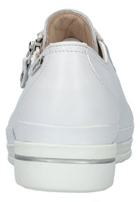 Chaussure en cuir blanc avec une finition lisse, de forme arrondie, et un accent argenté sur la semelle. Elle poss�ède une fermeture éclair et une doublure intérieure douce.