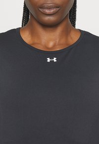 Top sport negru dintr-un material neted, cu decolteu rotund, având un mic logo alb Under Armour pe piept.