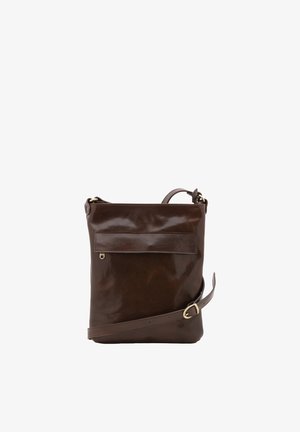 Sac bandoulière en cuir marron foncé avec sangle réglable et poche avant zippée, présenté sur un fond blanc.