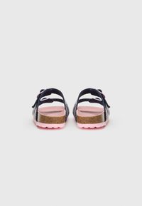 Μπλε σανδάλια με ανοιχτή φτέρνα, ρυθμιζόμενες straps, ροζ σόλα και φελλό στην ενδιάμεση σόλα; υφή στην επάνω πλευρά και καουτσούκ στην σόλα για καλύτερη πρόσφυση.