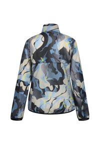 Chaqueta multicolor, ligera y repelente al agua, con patrones abstractos en azules, negro y amarillo pálido; cierre de cremallera y cuello alto.