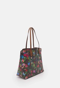 Borsa a tracolla con stampa floreale caratterizzata da uno sfondo scuro, fiori colorati e manici in pelle sintetica marrone. Ha un design strutturato con componenti metallici visibili.