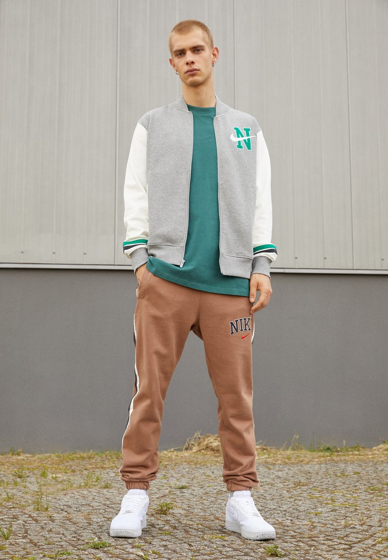 Nike Sportswear RETRO PANT Tracksuit bottoms archaeo brown/brown