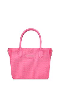 Sac à main tissé rose vif avec deux poignées arrondies et une petite plaque du logo de la marque centrée à l'avant.