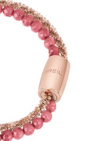 Bransoletka z różowymi złotymi akcentami i różowymi wielokątnymi koralikami, splecionymi z metalowym łańcuchem. Grawerowane "BREIL" na zapięciu.