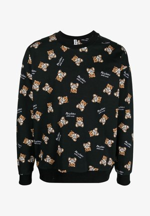 Zwarte trui met lange mouwen met herhaalde patronen van bruine teddyberen die "Toy" shirts dragen en witte teksten "Moschino underwear".