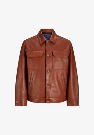 Brūna ādas jaka ar apkakles izgriezumu, divām krūšu kabatām, priekšējo pogu aizdari un nedaudz spīdīgu apdari.