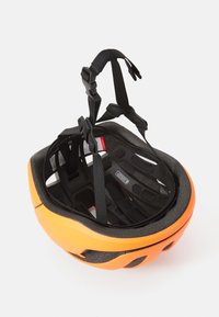 Oranger Fahrradsattelhelm mit schwarzem Innenraum und verstellbaren Riemen. Belüftungsöffnungen und Polsterung sind sichtbar und zeichnen sich durch ein schlankes, aerodynamisches Design aus.