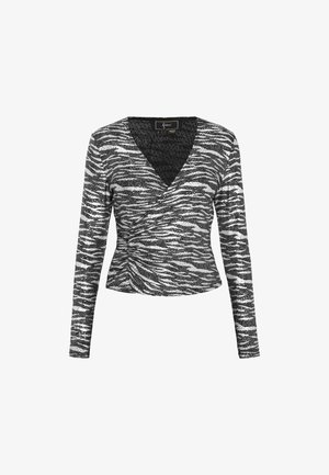 Černobílý zavinovací top s dlouhými rukávy se vzorem zebřích pruhů, texturovanou tkaninou, hlubokým V-výstřihem a přiléhavým pasem.