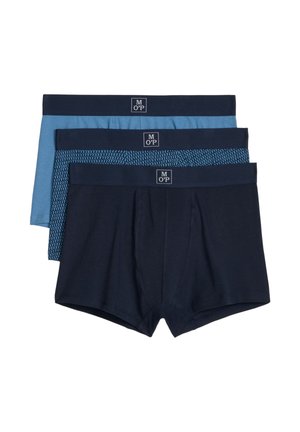 Trzy pary męskich bokserek w kolorze granatowym, jasnoniebieskim i granatowym z niebieskim wzorem, ułożone jedna na drugiej z widocznymi, markowymi pasami w talii.