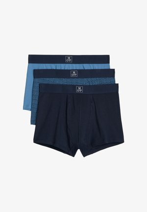 Tres pares de bóxers para hombre en azul marino, azul claro y azul marino con estampado azul, apilados con las cinturas de la marca visibles.