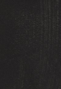 Schwarzer Stoff mit einer strukturierten Oberfläche, der ein dezentes Muster aufweist. Das Material wirkt weich und leicht, geeignet für Bekleidungsanwendungen.