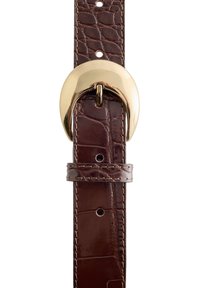 Brauner Gürtel aus Leder mit Krokodilprägung, glänzender goldener Schnalle und sichtbaren Nähten, ausgestattet mit mehreren Löchern zur Verstellung.