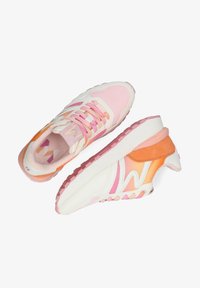 Sportskor med en blandning av rosa, vit och orange nyanser. Mesh-överkonstruktion med vadderad krage, strukturerad sula och logotypdetalj på sidan.