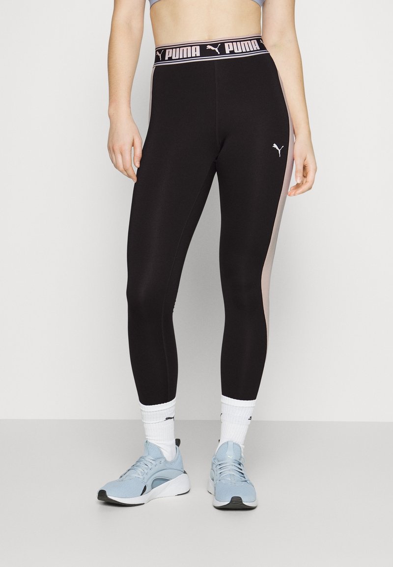 Zwarte sportleggings met een hoge tailleband, voorzien van een roze Puma-logo, ontworpen met zijpanelen in een lichter tint.