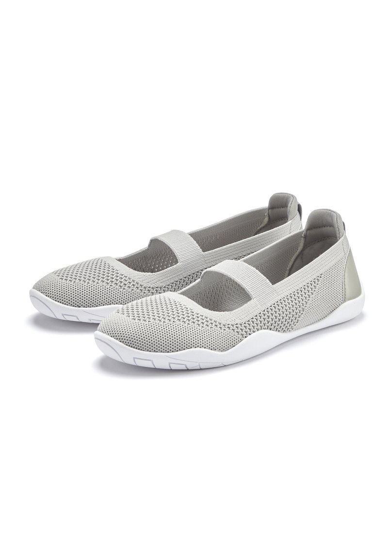 Graue Mesh-Slipper mit einer abgerundeten Zehenpartie, elastischem Riemen über der Oberseite und einer weißen Gummisohle. Besitzt ein strukturiertes Stoffdesign.