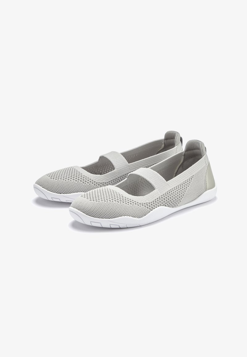 Graue Mesh-Slipper mit einer abgerundeten Zehenpartie, elastischem Riemen über der Oberseite und einer weißen Gummisohle. Besitzt ein strukturiertes Stoffdesign.