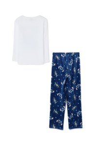 Maglietta bianca a maniche lunghe con pantaloni da pigiama blu in fleece con motivo di un koala cartoonesco e stelle.