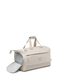 Beige rechteckige Sporttasche mit zwei Griffen, einer vorderen Reißverschlusstasche und einem seitlichen Fach, das geöffnet ist und ein hellgraues Innenfutter zeigt.