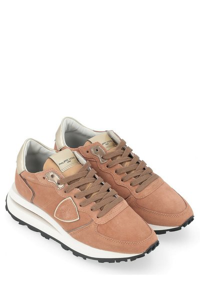 Sneaker in camoscio rosa chiaro con accenti beige, punta rotonda, design con lacci piatti, soletta imbottita e suola in gomma con battistrada textured.