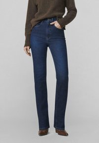 Temno modre kavbojke z visokim pasom in ravnimi hlačnimi nogavicami, z dvema sprednjima žepoma ter zapiranjem na gumb in zadrgo.