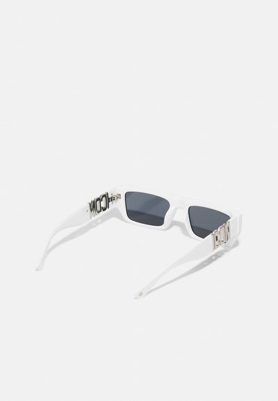 Gafas de sol blancas con lentes oscuros, de forma rectangular, con un marco de plástico suave y detalles plateados en las patillas.