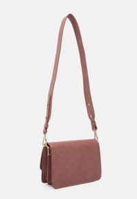 Borsa in mauve texture con tracolla rimovibile. Presenta dettagli in oro, forma rettangolare e design pieghettato.