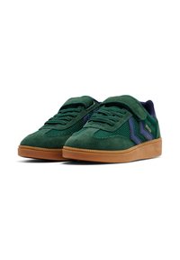 Sneakers in camoscio verde con tessuto strutturato, dettagli blu navy e suola in gomma color gum. Presentano lacci e una chiusura a strappo per una vestibilità sicura.