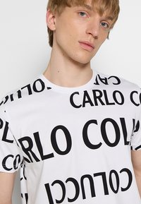 Carlo Colucci T-shirts med print - weiß