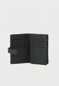 Čierna kožená peňaženka s textúrovaným povrchom, ktorá obsahuje viacero priehradok na karty a skladací dizajn. Jednoduché, funkčné vnútorné usporiadanie.