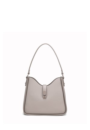 Graue Lederhandtasche mit einem einzelnen oberen Tragegriff und einem zentralen Laschenverschluss mit silberfarbenen Beschlägen auf weißem Hintergrund.