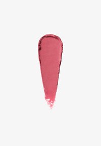 Farbmuster von cremigem rosa Lippenstift, der vertikal auf einen weißen Hintergrund gestrichen ist, zeigt eine glatte Textur und leicht ungleichmäßige Kanten.
