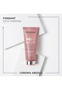Kérastase Chroma Absolu Fondant Cica Chroma hårbalsam tube på hvidt geometrisk baggrund med produktnavn tekst.