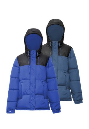 Deux doudounes à capuche avec des panneaux noirs aux épaules, une bleu vif devant et une bleu atténué derrière, toutes deux avec des poches zippées et des cordons de serrage.
