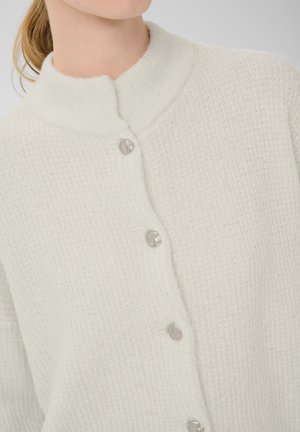 Vit, strukturerad cardigan med krage och glänsande silverknappar. Tyget verkar mjukt med en subtil lyster.