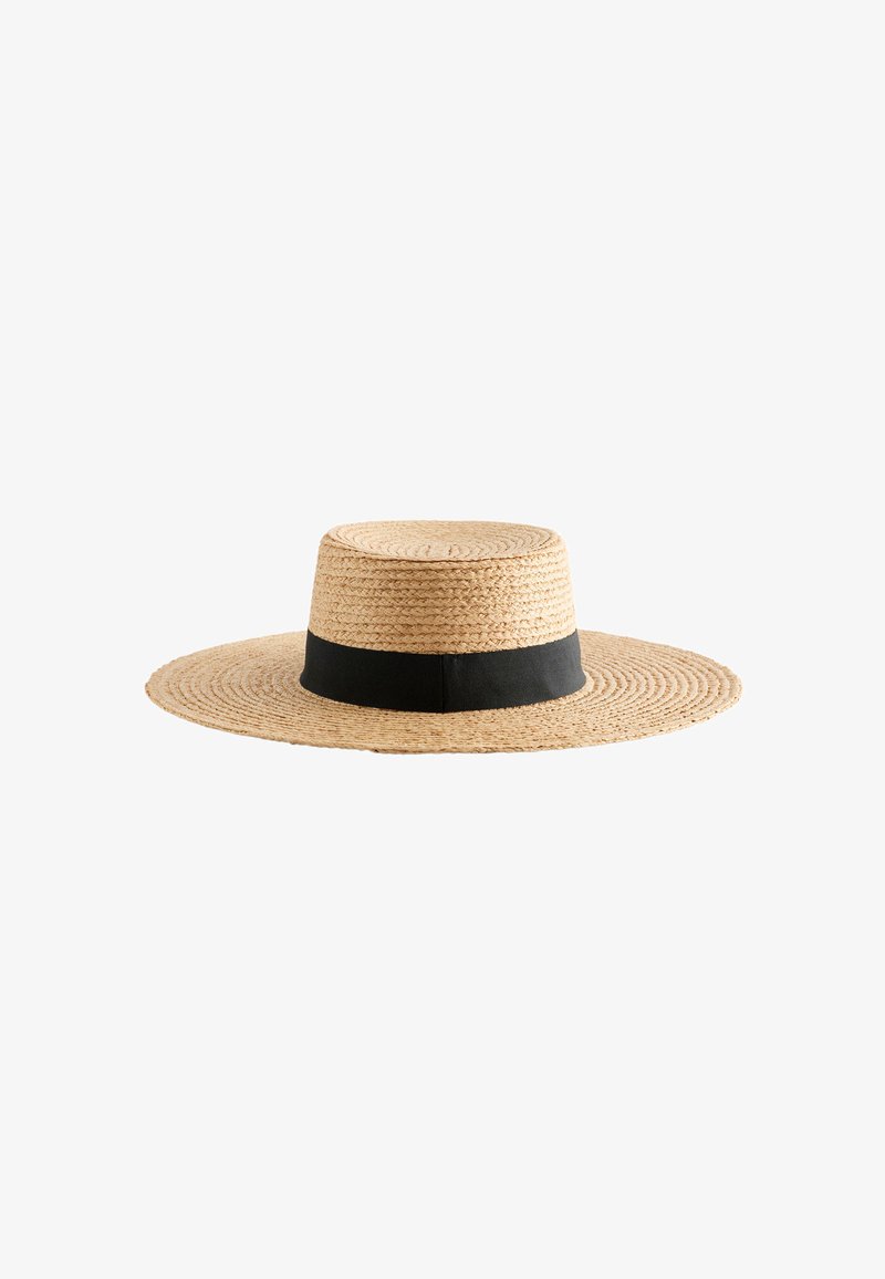 Chapeau de paille tissé à large bord avec une calotte plate et un ruban de tissu noir autour de la base de la calotte.