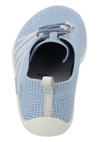 Zapato ligero azul claro sin cordones con un upper de tejido texturizado, cordones elásticos y una suela de goma blanca. Lengüeta en el talón para facilitar el calzado. Estilo para interiores/exteriores.