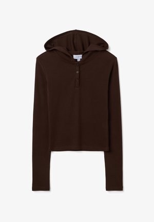 Bruine langemouwen hoodie met een cropped ontwerp, voorzien van een drie-knopen sluiting en een gladde textuur. Geen patronen of accenten aanwezig.