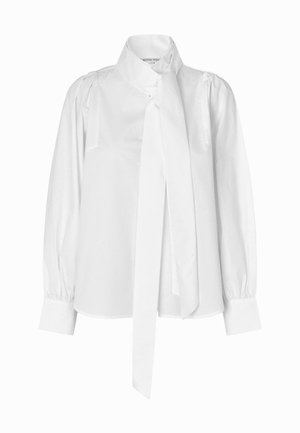 Biała bluzka z długim rękawem, z bufiastymi ramionami, szerokimi mankietami, wysokim kołnierzem i długą związana chustą przy kołnierzu.