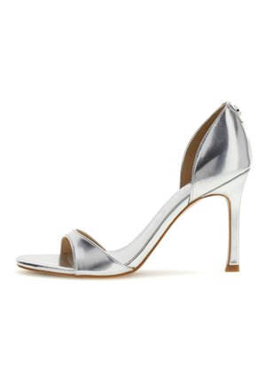 Silberfarbene Metallic-Sandalette mit offenem Zehenbereich, Knöchelriemen und schlankem Stilettoabsatz vor weißem Hintergrund.