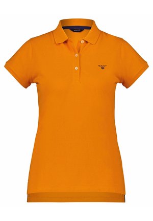 Pomarańczowa koszulka polo z krótkim rękawem, kołnierzykiem, trzema guzikami i małym logo GANT na lewej piersi.