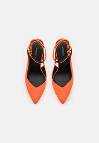 Escarpins Carven En Cuir Orange Avec Noeud Papillon - Pointure 35, Talons Petits, Occasion Très Bon état