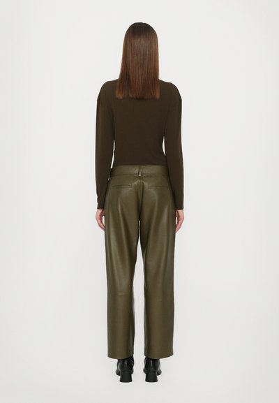 CLOSED SERANDON - Pantaloni di pelle - marsh green