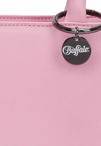 Borsa sintetica rosa con texture liscia, manici superiori e un'etichetta circolare nera con il logo "Buffalo".