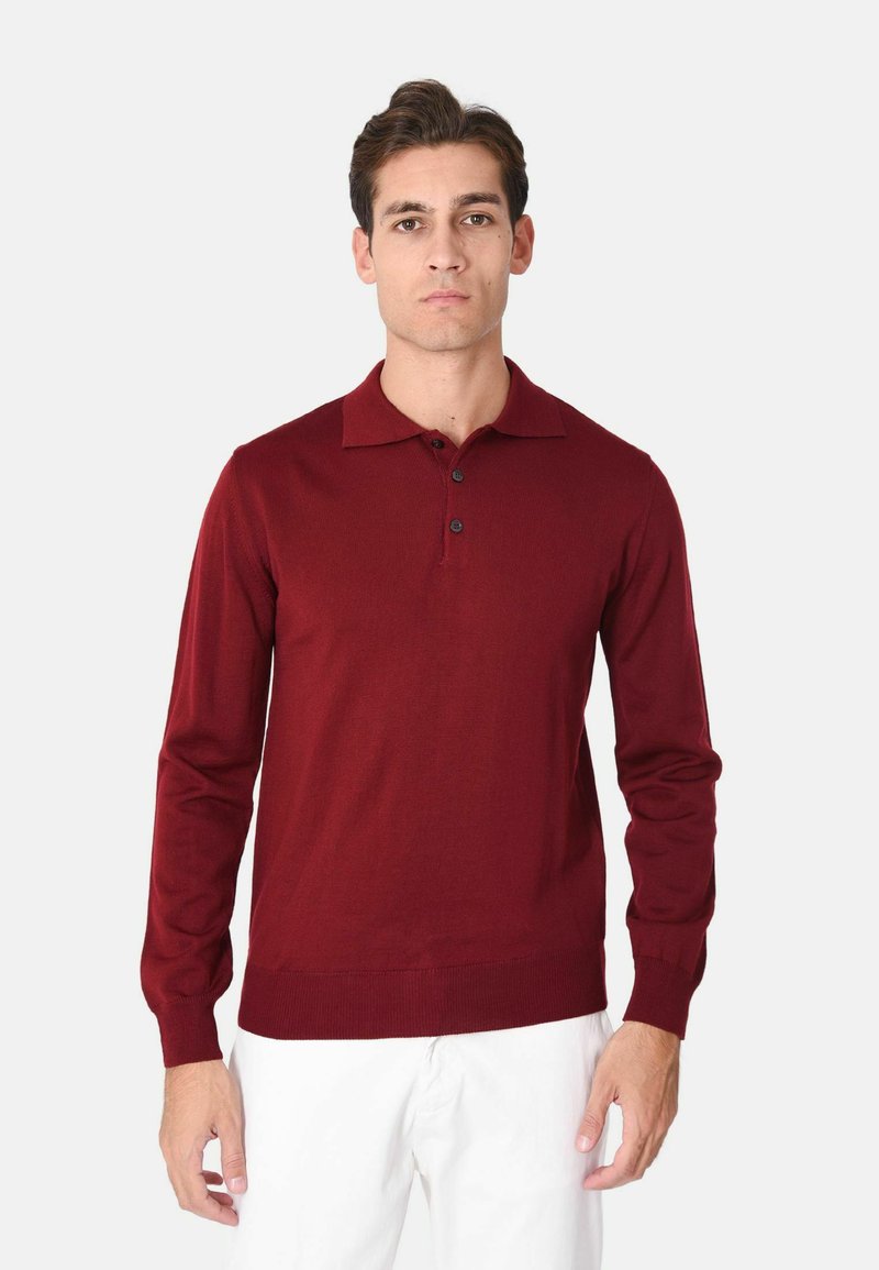 Polo a maniche lunghe bordeaux realizzato in morbido tessuto a maglia. Presenta un colletto classico e una chiusura con tre bottoni. Design aderente e testurizzato.