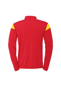 Rode lange mouwen shirt met een hoge kraag, voorzien van gele accenten op de schouders. Gladde stoftextuur, eenvoudig ontwerp, geen extra patronen.