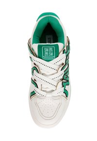 Witte sneaker met groene accenten en merklogo. Heeft platte veters, een geperforeerde teenbox en een gewatteerde kraag voor comfort.