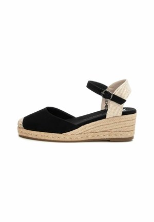 Sandalia de cuña de ante negro con plataforma de yute trenzado, punta al aire, correa al tobillo y detalles de tela clara texturizada.